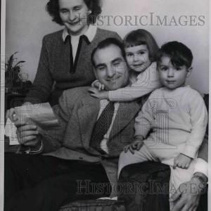 1954 Press Photo Vince DiFrancesca,Western Illinois College Football player. Finishline