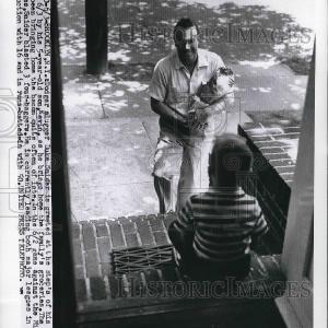 1955 Press Photo Dodger Duke Snider Entering Home with Son Kevin in Brooklyn Outlet Cheap Authentic