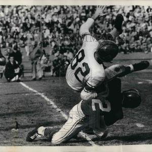 1955 Press Photo Cleveland Browns Dante Lavelliand Detroit Lions Bill Stits With Mastercard For Sale