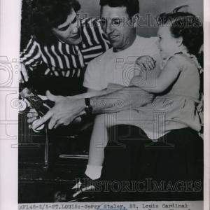 1952 Press Photo St.Louis Cardinals Pitcher Gerry Staley with his Family. Sale Footlocker Finishline