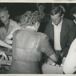1953 Press Photo Emergency Food Supply for Needy East Berlin Population Buy Cheap Buy