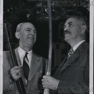 1953 Press Photo Japanese Sword from 1332 Presented to Milwaukee Public Museum Clearance With Mastercard