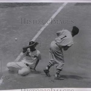 1954 Press Photo Cleveland Indians Al Smith with Grady Hatton at 3rd base Low Cost Cheap Pice