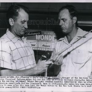 1954 Press Photo Cleveland Indians Al Lopez Buys Fishing Rod, Johnny Vander Meer Clearance Visit New