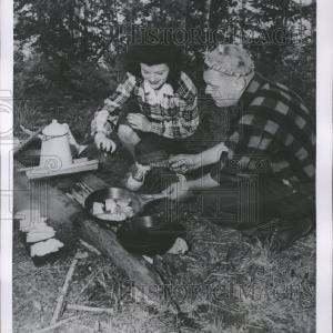 1954 Press Photo Father Daughter Camping Cook Fire Huge Surprise For Sale