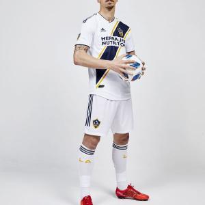 Zlatan Ibrahimovic bela pozadina Cheap Sale 100% Original