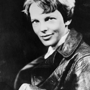 Amelia Earhart u crnoj haljini Cheap Sale 2025