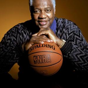 Oscar Robertson sa loptom Footlocker Pictures Cheap Online