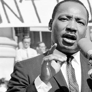 Martin Luther Kinf Jr drzi govor Discount Shop