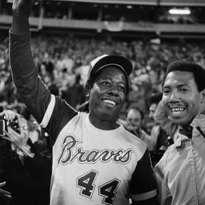 Hank Aaron drzi lopticu Free Shipping Cheap Pice