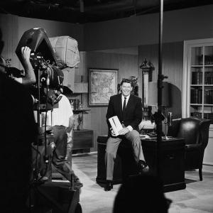 Ronald Reagan sedi za stolom Discount Cheapest Pice