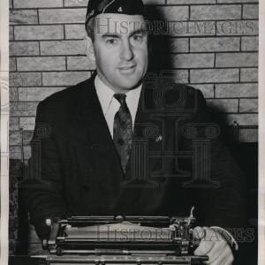 1939 Press Photo Fresno Calif John Martin businessman Clearance With Credit Card