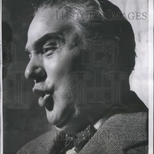 1939 Press Photo World Wide singing Cheap Official