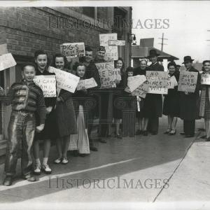 1941 Press Photo Detroit Strike Protest Rent Increase Quality Original