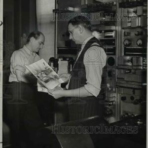 1941 Press Photo AP editor Al Cowie at the Associated Press Wirephoto room Outlet Locations Cheap Online