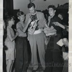 1940 Press Photo Joe Page of the New York Yankees with fans - nes00571 Clearance 100% Guaranteed