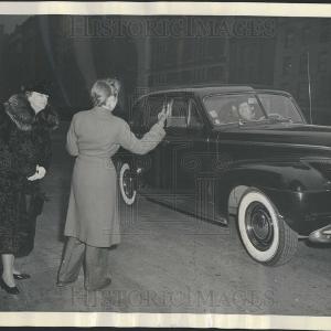 1943 Press Photo Emily Post, War-Time Ride Thumbing High Quality