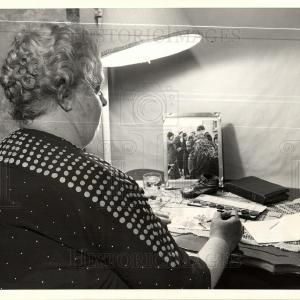 1940 Press Photo woman coloring card Cheapest Pice