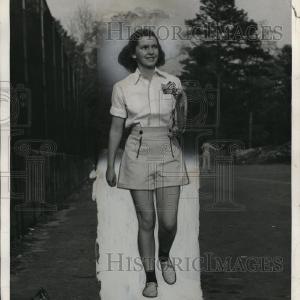 1941 Press Photo The beautiful artist, Betty Dion Cheap Sale Enjoy