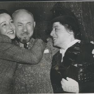 1940 Press Photo Luise Rainer With Credit Card
