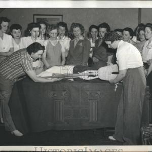 1942 Press Photo First Aid Clearance Outlet