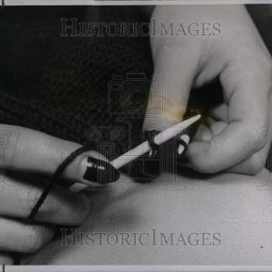 1942 Press Photo Knitting Yarn Stich Crafts Sewing Outlet Cheap Quality
