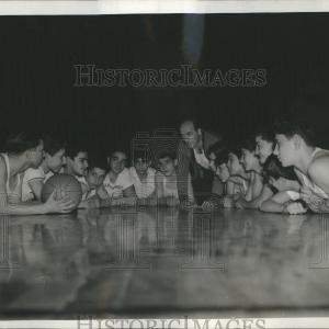 1942 Press Photo Levins teaching basketball fundamental Authentic
