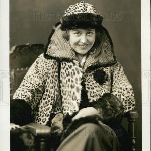 1939 Press Photo Mabel McCane Little Blue Devil With Credit Card Online