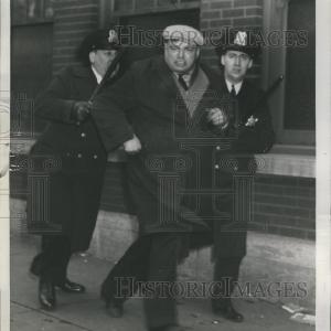 1941 Press Photo Mistaken Identity Clearance Fashionable