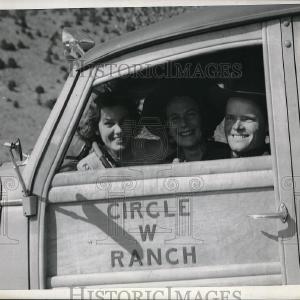 1939 Press Photo Mrs Ricardo Salmons & Mr & Mrs Robert White Ride Discount With Mastercard