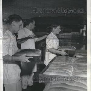 1942 Press Photo Baker instructs students about bread Nicekicks Online