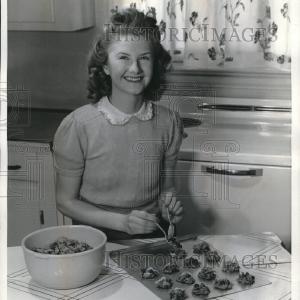 1942 Press Photo Young Woman Shows How To Bake Cookies Kitchen Wholesale Pice For Sale