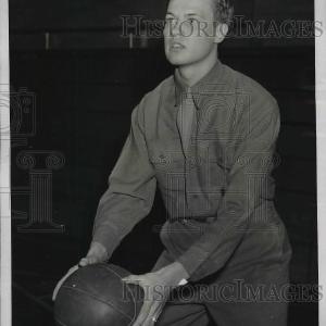 1943 Press Photo Arnold Carlson With Basketball On Basketball Court Cheap Wholesale