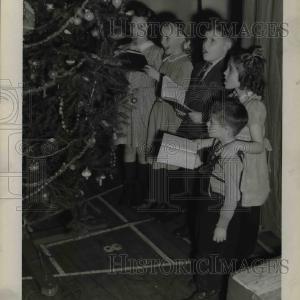 1943 Press Photo Children sing Christmas carols - nef02917 Buy Cheap Wholesale Pice