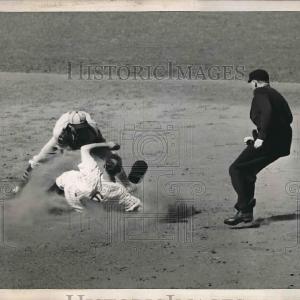 1941 Press Photo Joe Gordon of the New York Yankees stealing a base Clearance In China