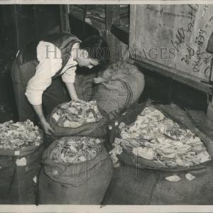 1937 Press Photo Foreign Stamp Collecting Sale Cheap Pice