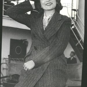 1936 Press Photo Donna Damerel is Missing Something Discount Countdown Package