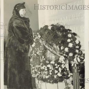 1938 Press Photo Gladys Mooney at Tomb of Unknown Soldier in Arlington Cemetery Discount In China