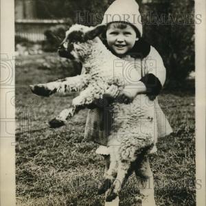 1927 Press Photo The little shepherdess wit her little lamb Shop Offer Cheap Pice