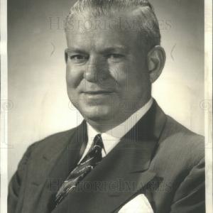 1945 Press Photo Herber F. Murphy VP of Sears Roebuck & Co. Sale High Quality