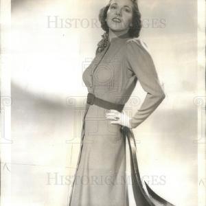 1937 Press Photo Annette King singer Breakfast Club With Credit Card For Sale