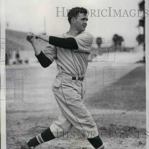 1937 Press Photo Lewis Riggs 3rd baseman for Cincinnati Reds - nea11947 Buy Cheap Limited Edition