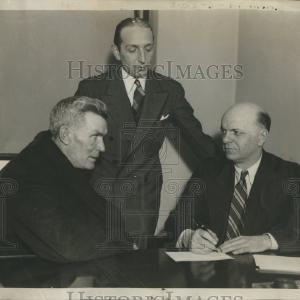 1937 Press Photo Interview Illinois Employment Services Outlet View