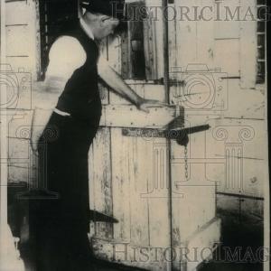 1925 Press Photo T.E.Roberts Dungeon Prison Excellent