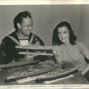 1943 Press Photo Walter Sande, expert ship model builder. Outlet Shop Offer