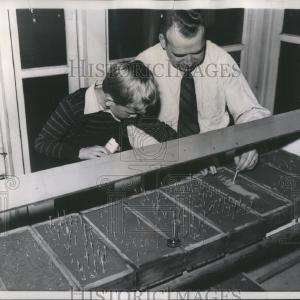 1943 Press Photo Victory Gardens Cochran Tomato Cabbage With Mastercard For Sale
