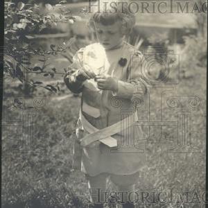 1919 Press Photo Child examines tree leaf Fashionable Cheap Online