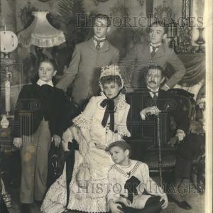 1943 Press Photo The Day Family-"Life with Father" Sale Choice