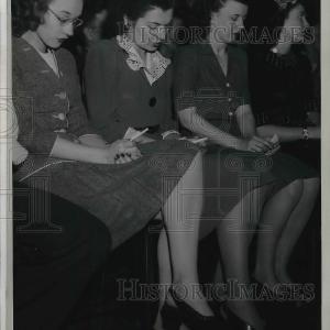 1945 Press Photo Thompson Products Employers Buy Cheap Pay With Visa