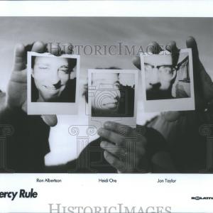 1944 Press Photo Mercy Rule Entertainers Ron Albertaon With Credit Card Free Shipping